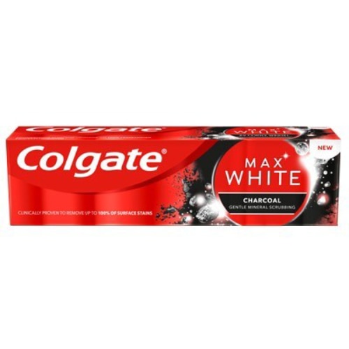 Bieliaca zubná pasta Colgate Max White Charcoal v červeno-čiernej krabici s aktívnym uhlím pre jemné minerálne čistenie. Obal uvádza: 'klinicky preukázané, že odstraňuje až 100 % povrchových škvŕn' a označenie 'novinka'.