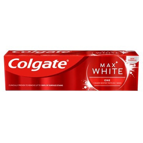 Bieliaca zubná pasta Colgate Max White Charcoal v červeno-čiernej krabici s aktívnym uhlím pre jemné minerálne čistenie. Obal uvádza: 'klinicky preukázané, že odstraňuje až 100 % povrchových škvŕn' a označenie 'novinka'.